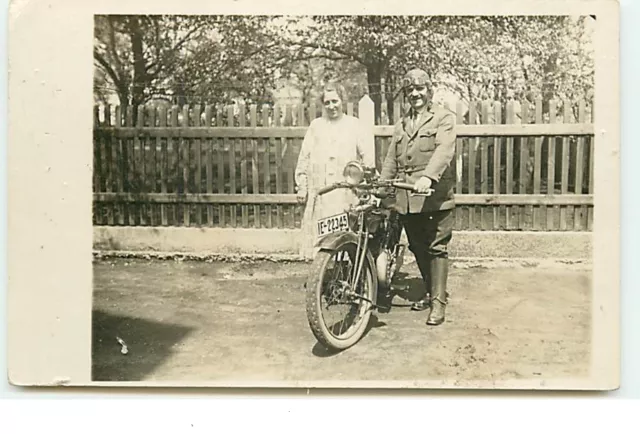 Carte-Photo - Couple près d'une moto - 19905