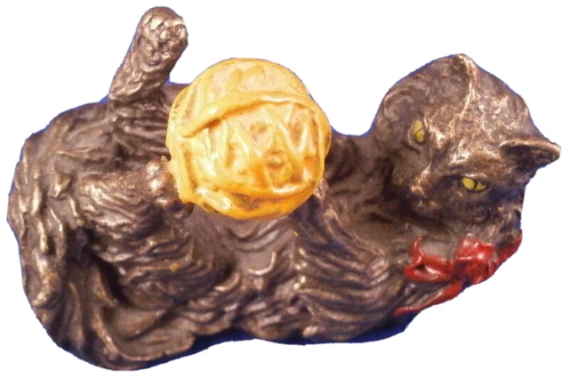 Fun Franklin Mint Painted Bronze Cat playing w/ Ball of Yarn Figurine Figure