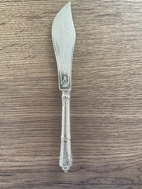 Très beau couteau à beurre en argent massif, modèle à filet violoné