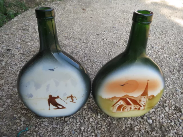 Lot de 2 bouteilles à liqueur en verre peintes décor montagne skieur