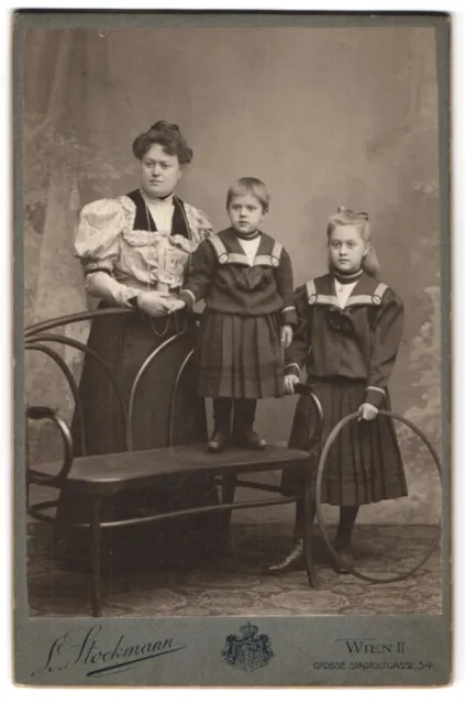 Fotografie L. Stockmann, Wien, Große Stadtgutgasse 34, Frau mit zwei Kindern in