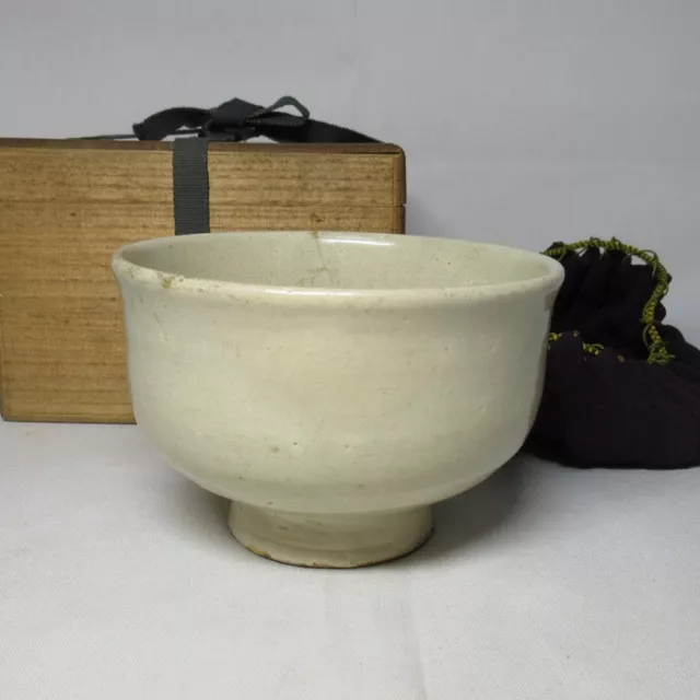 G2090: Joseon (Korean) old porcelain KOBIKI CHAWAN tea bowl w/good atmosphere