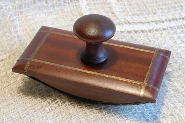Tampon buvard (vintage) de bureau en bois, couleur bordeaux et filets en cuivre.