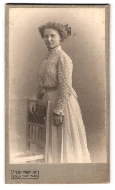 Fotografie Atelier Wertheim, Berlin, Oranienstrasse, Portrait junge Dame in zei