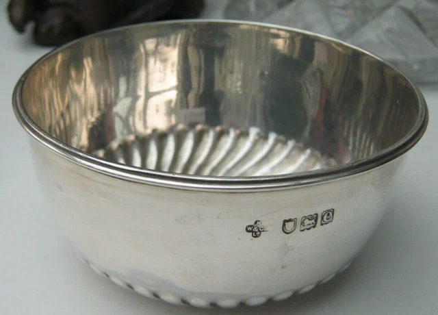 Ciotola di zucchero argento sterling Londra 1900 con fondo ripulito a costine 73,02 gms