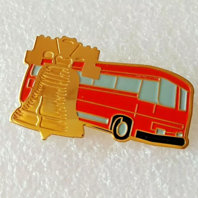 Pin's Lapel pin pins AUTOBUS AUTOCAR BUS rouge et CLOCHE doré Signé