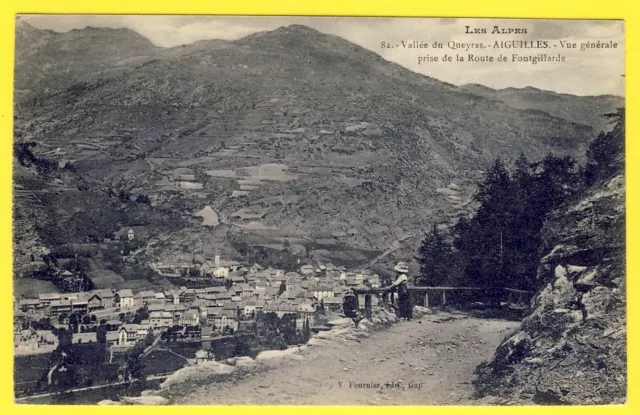 cpa 05 - AIGUILLES (Htes Alpes) Vue du VILLAGE Pris de la Route de FONTGILLARDE