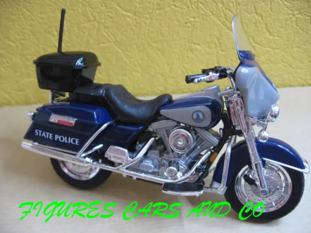 MOTO 1/18 HARLEY DAVIDSON ELECTRA GLIDE POLICE DE VIRGINIE coque