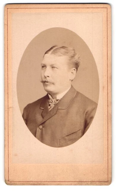 Fotografie L. Belitski, Nordhausen, Portrait junger Herr im Anzug mit Oberlippe