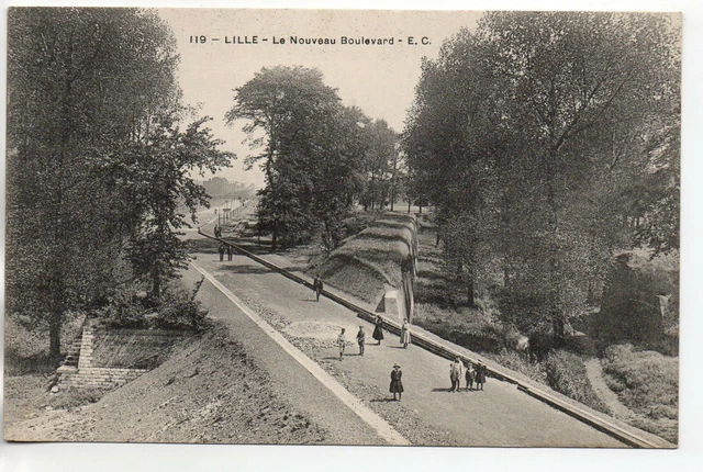 LILLE - Nord - CPA 59 - Des Enfants sur le Nouveau boulevard