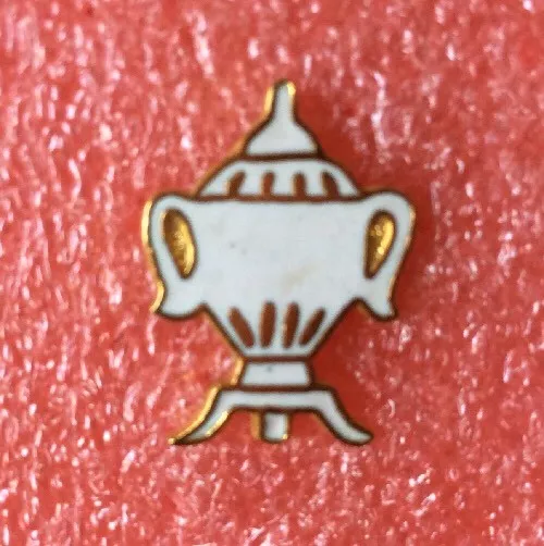 T22 Pins Tournoi De TENNIS LEVALLOIS COUPE vintage lapel pin