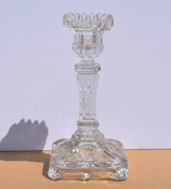 Ancienne bougeoir en verre moulé