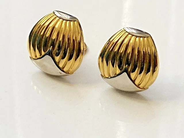 Boucle D'oreille Clip Vintage En Nacre Sculptée Motif Hirondelle Ou Colombe - Occasion
