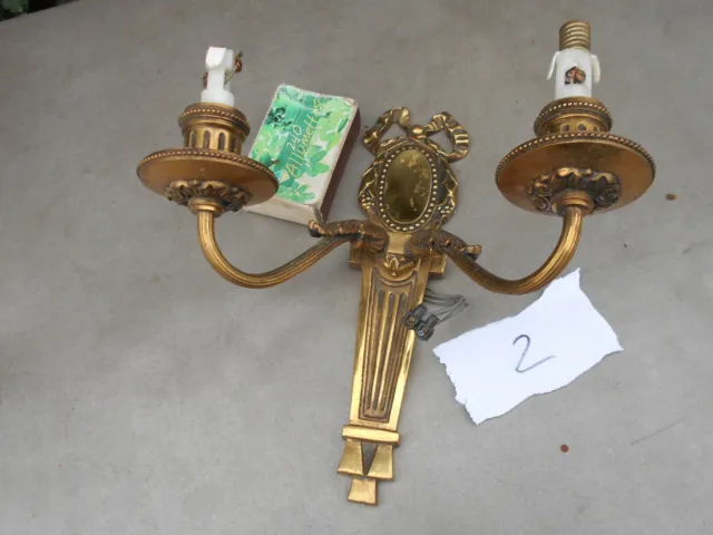 N2. Ancienne applique 2 feux en bronze style Louis XVI avec nœud à décor floral