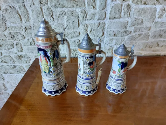 Lot Trois Pichets / Chopes Musicaux  En Ceramique  Style Barbotine Germanique