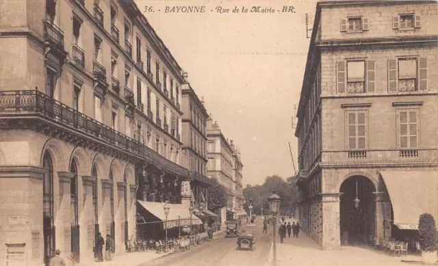 Cpa 64 Bayonne Rue De La Mairie