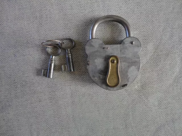 Très gros cadenas ancien avec sa clef en état de marche collection design  indust