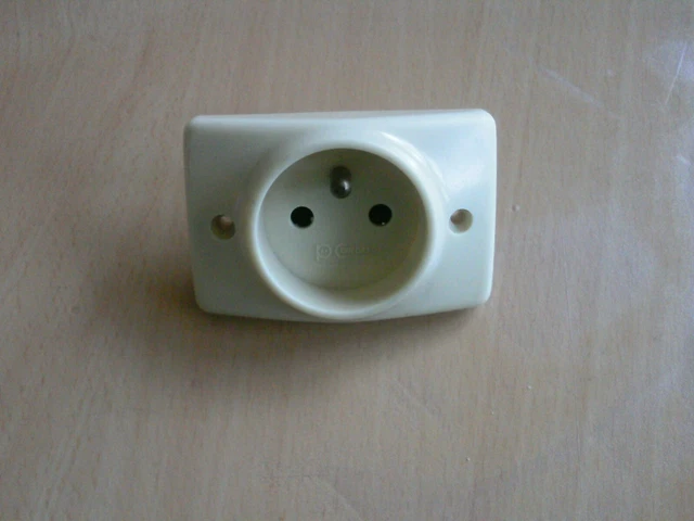 Prise À Encastrer Pour Plinthe 2P+T 16A 250V Arnould PConfort vintage