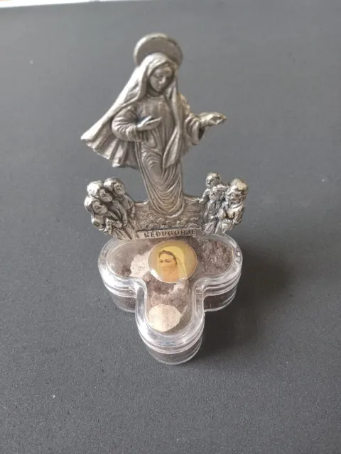 Nuestra Señora de Medjugorje, con tierra santa, estatua de peltre, bien guardada