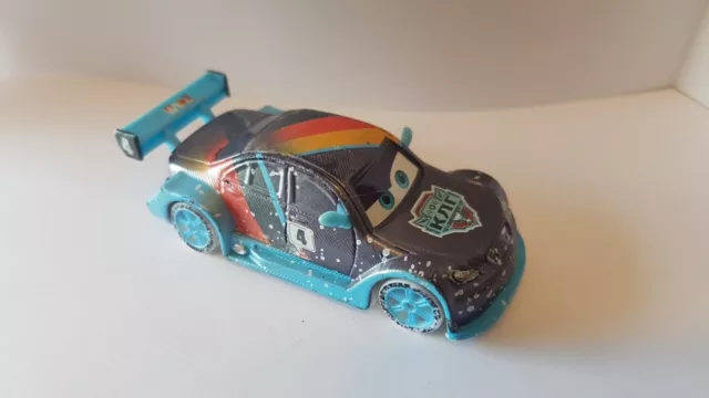 voiture Disney Pixar Cars WTCL numero 4  1/55 metal diescat  8 cm
