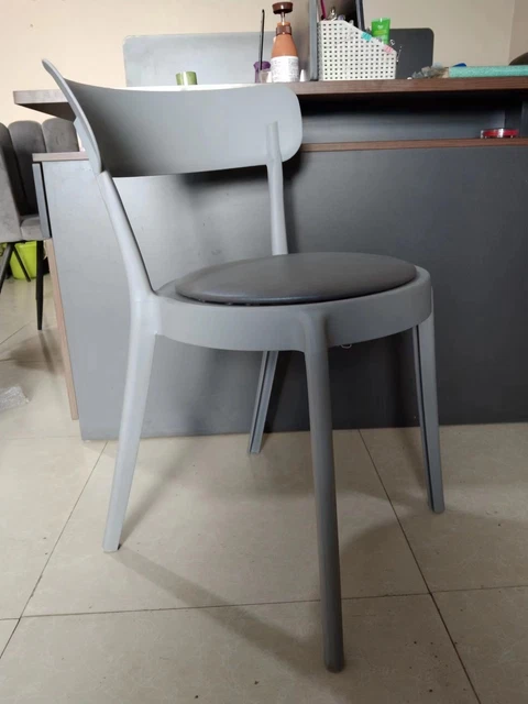 set da 6, sedia Olivia, grigia, polipropilene, con cuscino grigio chiaro.