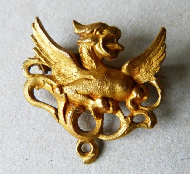Broche en métal doré Griffon Chimère Bijou ancien brooch