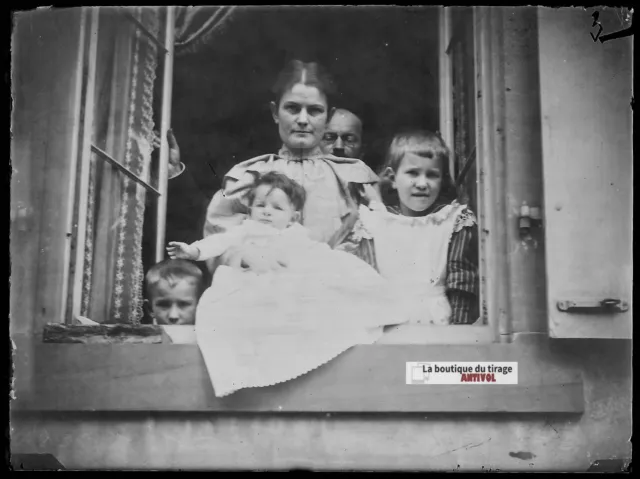 Plaque verre photo ancien négatif noir et blanc 9x12 cm famille fenêtre enfants