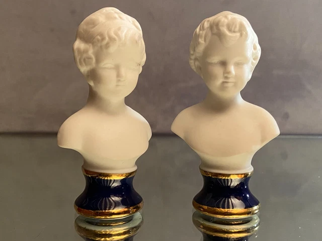 Paire de bustes d'enfants en biscuit de porcelaine marqué d'un N