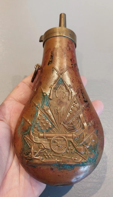 ancienne POIRE A POUDRE EN LAITON