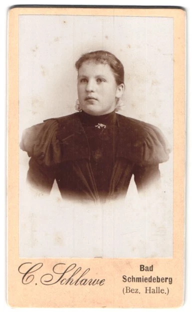 Fotografie C. Schlawe, Bad Schmiedeberg, Portrait bildschönes Fräulein mit Bros