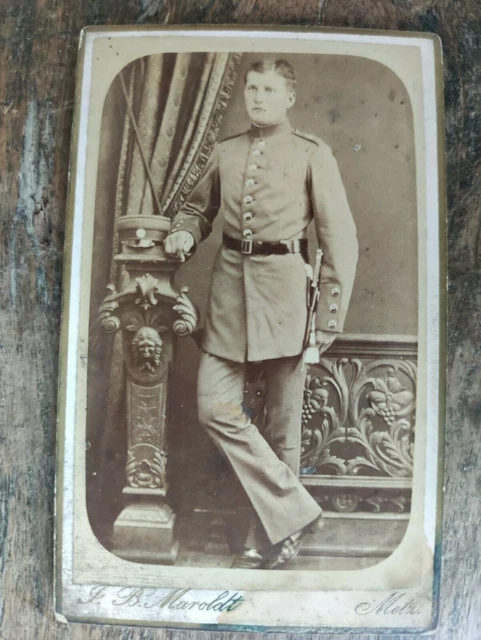 antik Foto CdV Karte Offizier Uniform mit Bajonett um 1880 Atelier Marold Metz