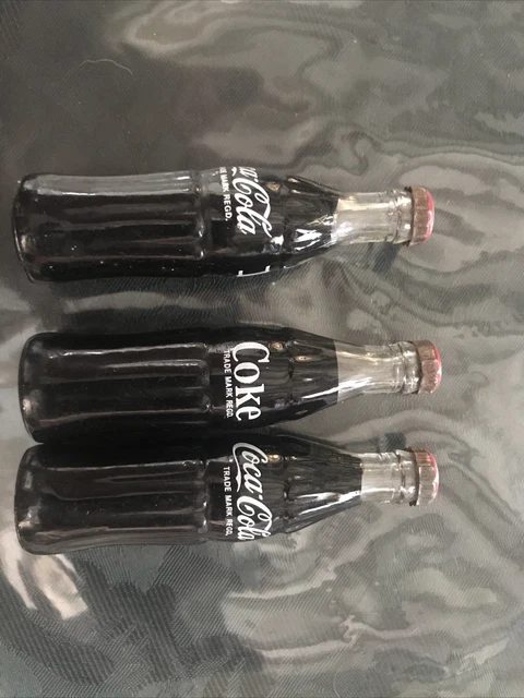 Une Bouteille De Coca-Cola Distribués Sur Le Relais De La Flamme Olympique De 2012 Sur Un Fond Blanc 49613642