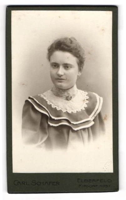 Fotografie Carl Schäfer, Elberfeld, Kipdorf 57, Junge Dame im Kleid mit Kragenb