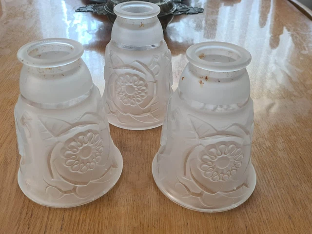 Lot de trois tulipes Art déco en verre pressé moulé signées VLIEGHE FRANCE