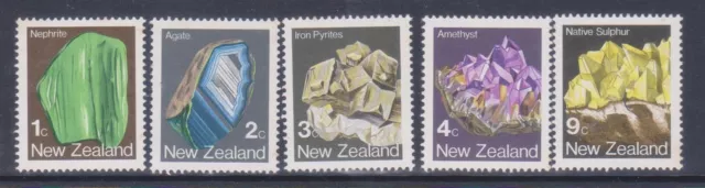 (F144-19) 1983 NZ set of 5stamps minerals (S)  (FD04)