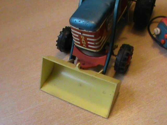 Tracteur jouet ancien tole et plastique GAMA en l'etat 5