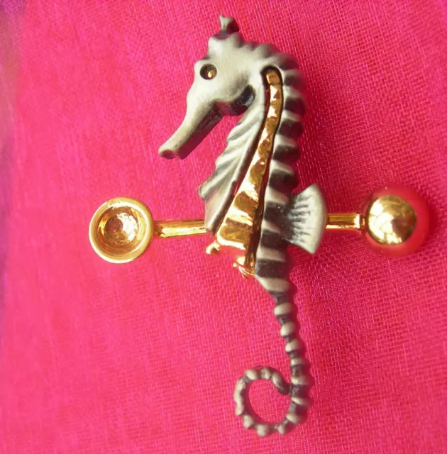 vintage (années 80) BROCHE HIPPOCAMPE étain et ton or crétion ALEXANDRA