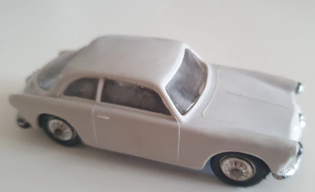 Miniature Alfa Romeo Giuletta Sprint 1:43 - Modèle Diecast Avec Garage - Idéal Collection Ou Décoration