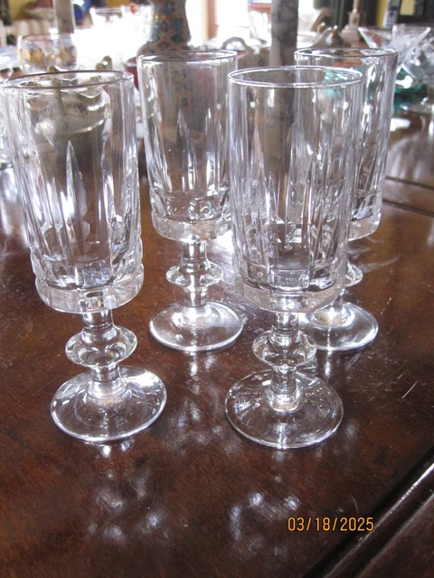 Lot de 4 petits verres à liqueur ou à schnaps vintage en verre moulé