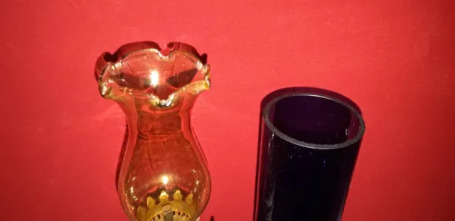 Lot objets anciens: lampe à huile et vase en verre bleu 3