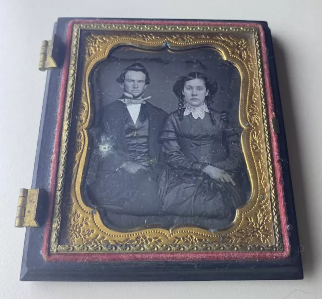 Nice 1/6 Plate Daguerreotype Of An Attractive Couple, In Thermoplastic Case