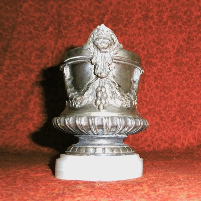 Petit vase de forme Médicis en bronze argenté d'époque fin XIXème.
