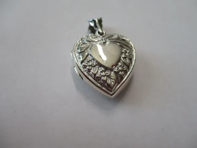 gorgeous Sterling silver pill box/picture heart shape pendant 925 silver