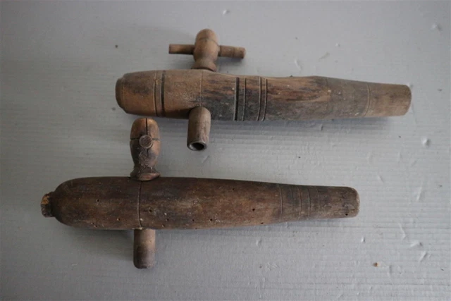 Lot De 2 Anciens Bougeoirs Métal Doré – Forme Vase/Cruche – 20 Cm – Rustique