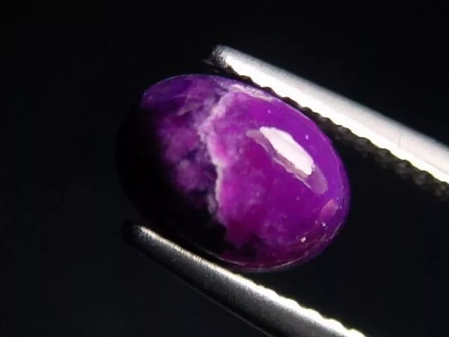 Sugilit / Sugilite 1,84 Ct. Oval Cabochon Wessels mine, Südafrika (3170t)