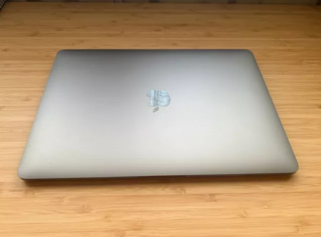 Apple MacBook Air 13 Zoll (256GB SSD, M1, 8GB), Displayschaden