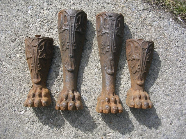 anciens pieds griffes , pattes de lion en fonte