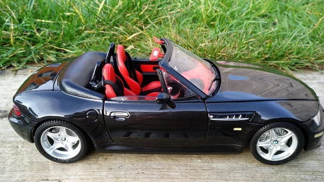 ITALY　BuRaGo 　 　Z3 ミニカー　1/18 1:18 BMW Z3 M Roadster ~ Imola Red ~ Bburago Gold Collection