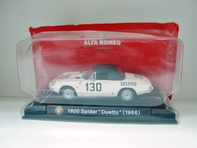 VOITURE EN METAL 1600 SPIDER DUETTO 1966 ALPHA ROMEO (9x3,5cm)