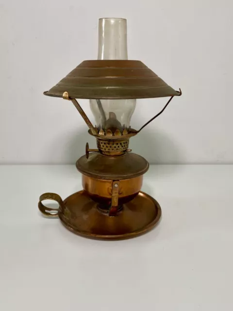 Lampe à pétrole ancienne, quinquet en cuivre, avec verre